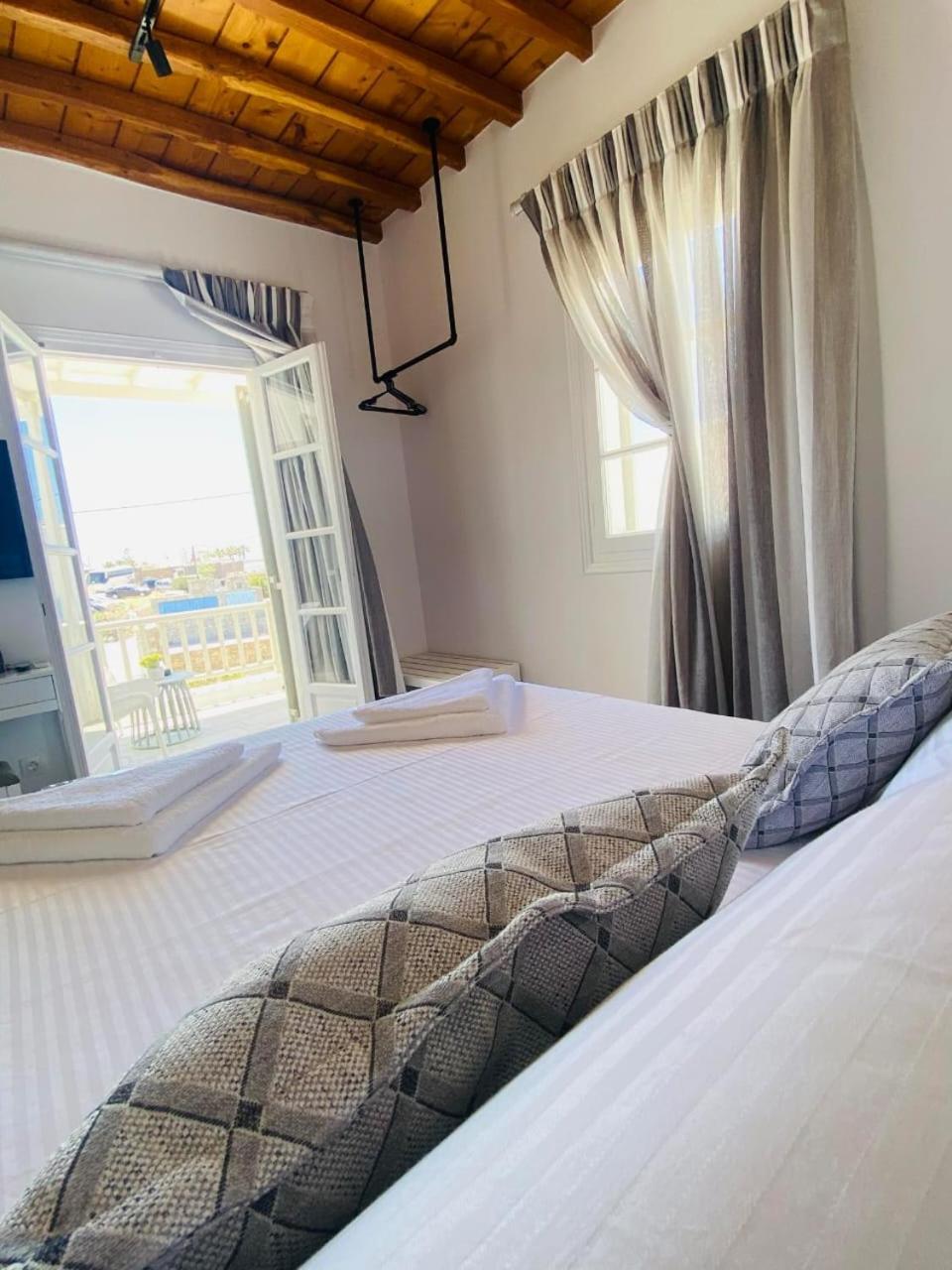 C Mykonos *